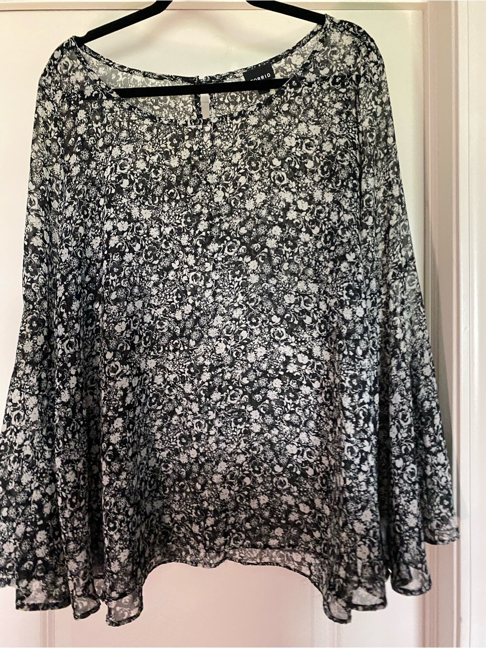 Torrid Size 1 Black White Floral Chiffon Bell Sleeve Blouse
